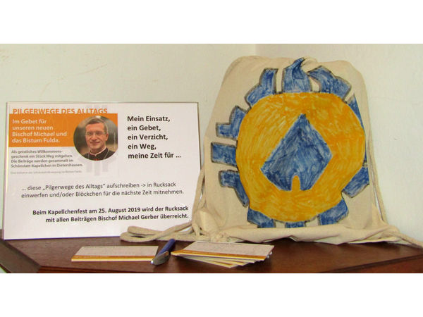 "Rucksack" mit den geistlichen Willkommensgeschenken für Bischof Gerber im Schönstatt-Kapellchen Dietershausen
